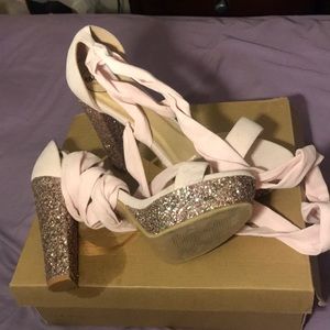 Tie up the calf, glitter bottom heels